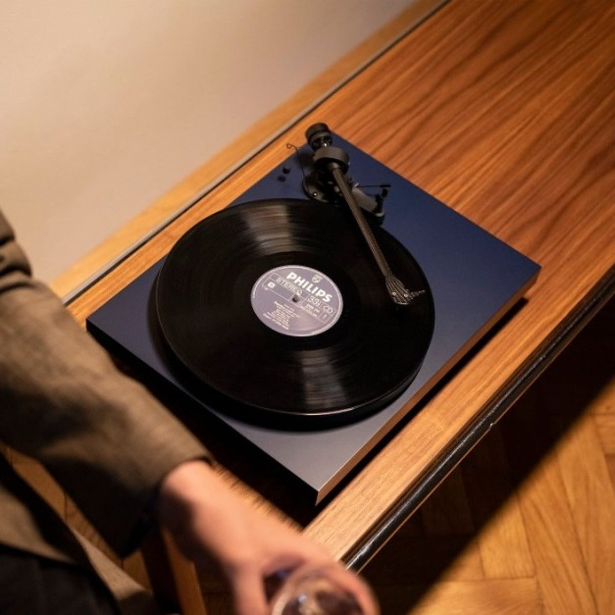 Tornamesa Pro-Ject Debut Carbon EVO Satin Black con Cápsula Ortofon 2M Red