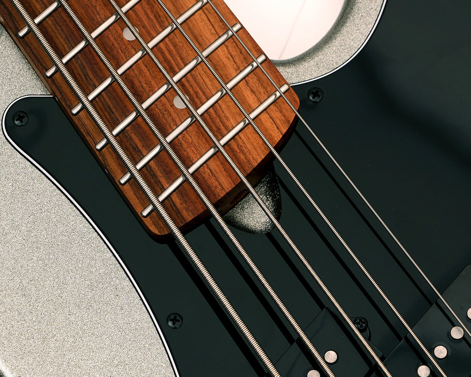 Bajo Eléctrico de 5 Cuerdas Multiescala Tagima Predator Metallic Deep Silver