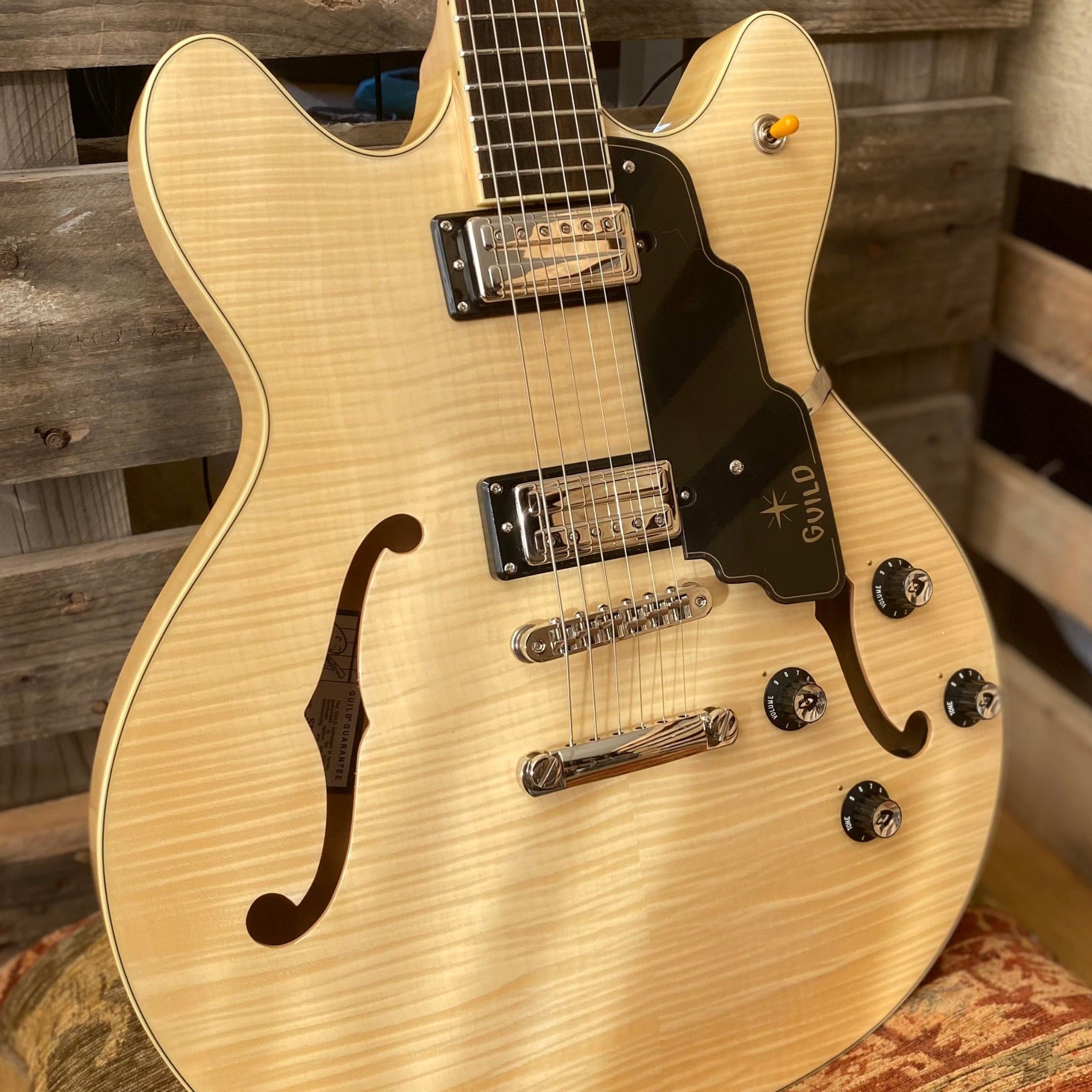 GUILD STARFIRE IV ST FLAMED MAPLE NATURAL CON CASE