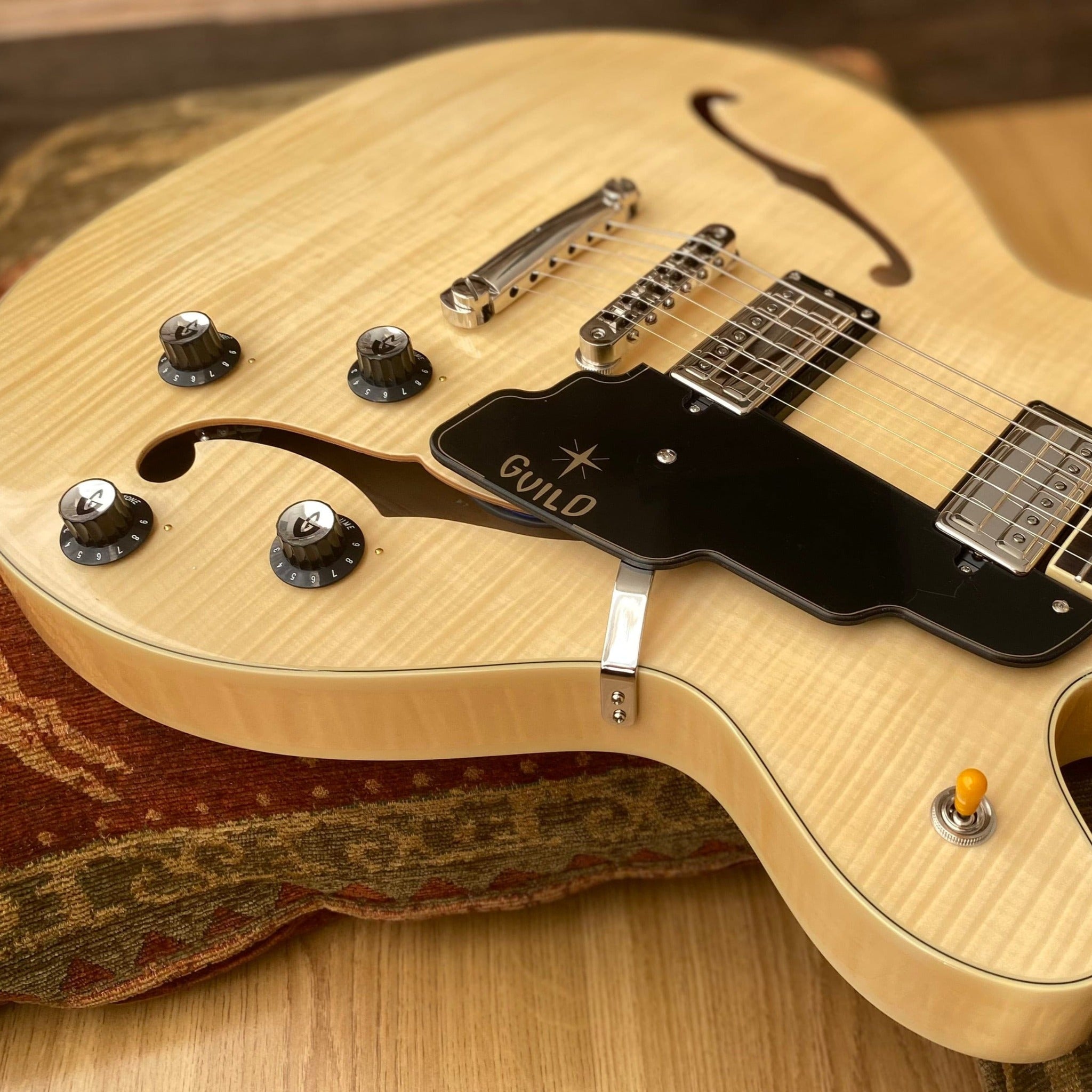 GUILD STARFIRE IV ST FLAMED MAPLE NATURAL CON CASE